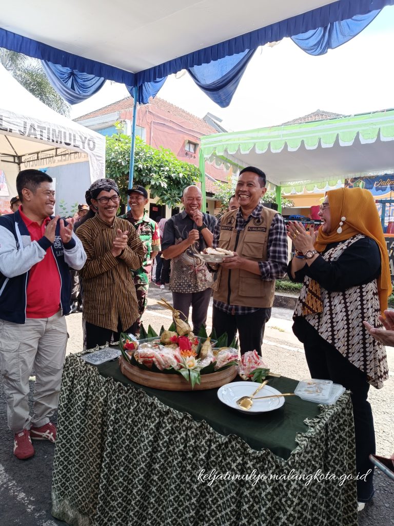 Pj. Walikota Malang Dr. Ir. Wahyu Hidayat, MM membuka acara Sekuat Jati.